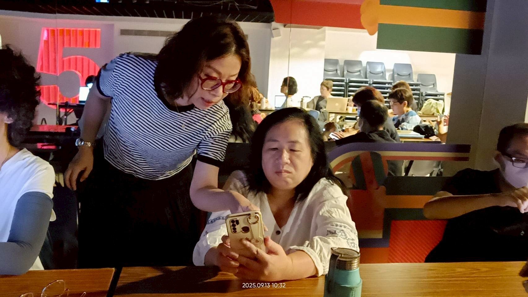 課程活動照片:老師與學員互動